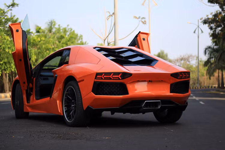 Có một vài chi tiết có phần lệch như phần mui xe cao hơn, nắp động cơ và đuôi xe lại dốc hơn so với thực tế.