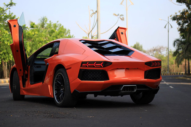 Có một vài chi tiết có phần lệch như phần mui xe cao hơn, nắp động cơ và đuôi xe lại dốc hơn so với thực tế.