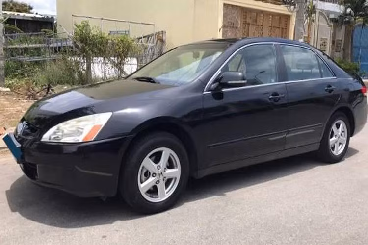 Từ một chiếc Honda Accord bốn cửa đời 2005 như thế này...