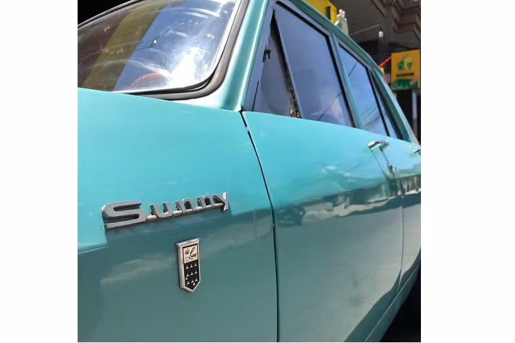 Bên dưới nắp ca-pô của Datsun Sunny 1000 cổ là khối động cơ 4 xy-lanh thẳng hàng (I4) dung tích 0.9L (988cc) A10 hút khí tự nhiên (N/A) cam đơn SOHC, bố trí dặt dọc trong khoang máy cho công suất tối đa 61 mã lực tại 6.000 v/p và mô-men xoắn cực đại 84Nm tại 4.000 v/p.