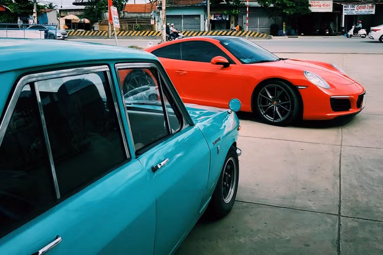 Kể từ khi ra đời cho đến nay, ‘’Sunny’’ đã lăn bánh xe ở hơn 140 quốc gia và vùng lãnh thổ trên thế giới, hiện tại Nissan Sunny là một trong những dòng xe sedan bán chạy nhất của hãng xe Nissan với tổng doanh số tiêu thụ đạt hơn 16 triệu chiếc. Ngoài biến thể sedan, Datsun Sunny (B10) còn có nhiều biến thể khác như: coupe, wagon!