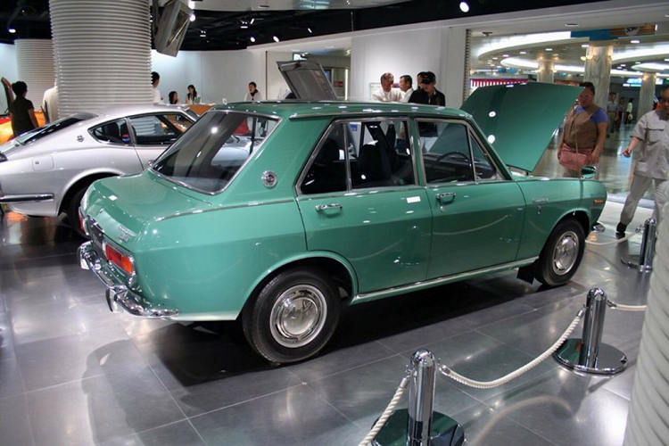 Dòng xe Datsun Sunny (B10) này còn được biết đến với tên gọi Datsun 1000, dòng xe này ra đời vào năm 1966 và được sản xuất trong khoảng thời gian từ 1966 – 1970 (ở thế hệ B10). Cái tên ‘’Sunny’’ này chắn chắn rất quen thuộc khi Datsun Sunny này là ‘’tiền bối’’ của dòng xe Nissan Sunny hiện nay đang bán tại Việt Nam hay một số thị trường khác với tên gọi Nissan Versa hay Almera.