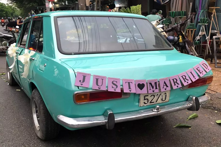 Vào cuối năm 1965, hãng Nissan đã tổ chức một chương trình thăm dò ý kiến tại quê nhà Nhật Bản để tìm ra cái tên mới nhất cho dòng xe của mình, sau khi nhận được hơn 8 triệu lá thư đặt tên xe, cái tên ‘’Sunny’’ đã được chọn và công bố vào ngày 19/2/1966 bởi Ông Yoshisuke Ayukawa – nhà sáng lập hãng xe Nissan.