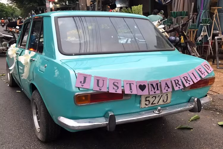 Vào cuối năm 1965, hãng Nissan đã tổ chức một chương trình thăm dò ý kiến tại quê nhà Nhật Bản để tìm ra cái tên mới nhất cho dòng xe của mình, sau khi nhận được hơn 8 triệu lá thư đặt tên xe, cái tên ‘’Sunny’’ đã được chọn và công bố vào ngày 19/2/1966 bởi Ông Yoshisuke Ayukawa – nhà sáng lập hãng xe Nissan.