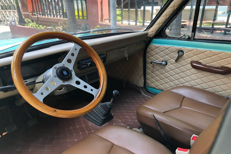 Trong đó, một số phụ tùng và linh kiện nhập khẩu được mua mới, bên cạnh các chi tiết hàng ‘’zin’’ được săn lùng mua lại từ nước ngoài. Các chi tiết nguyên bản của xe được giữ lại để giữ gìn vẻ đẹp cổ điển nguyên bản của xe.
