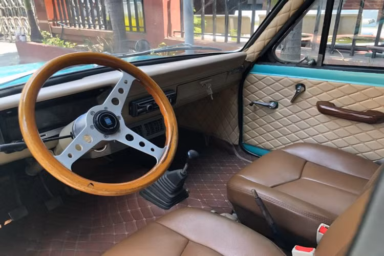 Trong đó, một số phụ tùng và linh kiện nhập khẩu được mua mới, bên cạnh các chi tiết hàng ‘’zin’’ được săn lùng mua lại từ nước ngoài. Các chi tiết nguyên bản của xe được giữ lại để giữ gìn vẻ đẹp cổ điển nguyên bản của xe.