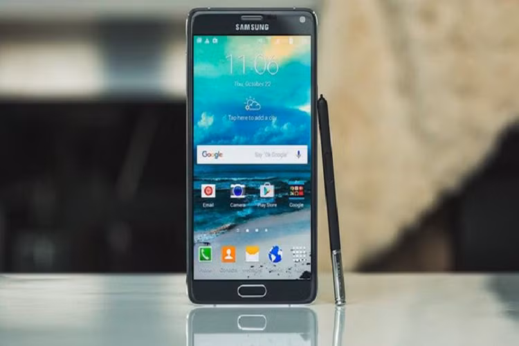 Samsung Galaxy Note 4 - S Pen trên Galaxy Note 4 được nâng gấp đôi mức độ lực lên thành 2.048. Tính năng Smart Select mới cho phép bút hoạt động giống như con trỏ chuột trên PC, người dùng có thể chọn bất cứ đoạn văn bản nào để sao chép một cách đơn giản. Ngoài ra, bút cũng hỗ trợ chuyển văn bản từ chữ viết tay sang viết thường, biến ảnh chụp văn bản thành nét.