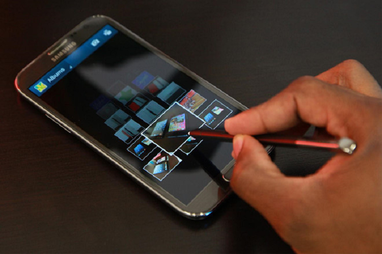 Samsung Galaxy Note 2 - So với thế hệ đầu, S Pen trên Galaxy Note 2 được Samsung cải tiến nhiều về tính năng, giúp nó trở nên thông minh hơn. Bút có kích thước lớn hơn, dài hơn và hỗ trợ 1.024 mức độ lực. Tính năng Air View cho phép xem nhanh nội dung, chuyển ảnh thành tranh vẽ với Paper Artist, tự động nhận diện thông tin danh bạ, S Planner lịch hẹn để ghi chú.