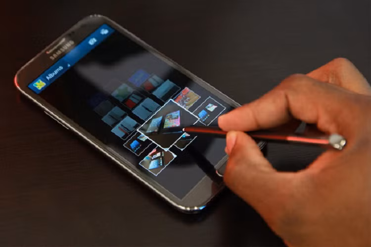 Samsung Galaxy Note 2 - So với thế hệ đầu, S Pen trên Galaxy Note 2 được Samsung cải tiến nhiều về tính năng, giúp nó trở nên thông minh hơn. Bút có kích thước lớn hơn, dài hơn và hỗ trợ 1.024 mức độ lực. Tính năng Air View cho phép xem nhanh nội dung, chuyển ảnh thành tranh vẽ với Paper Artist, tự động nhận diện thông tin danh bạ, S Planner lịch hẹn để ghi chú.