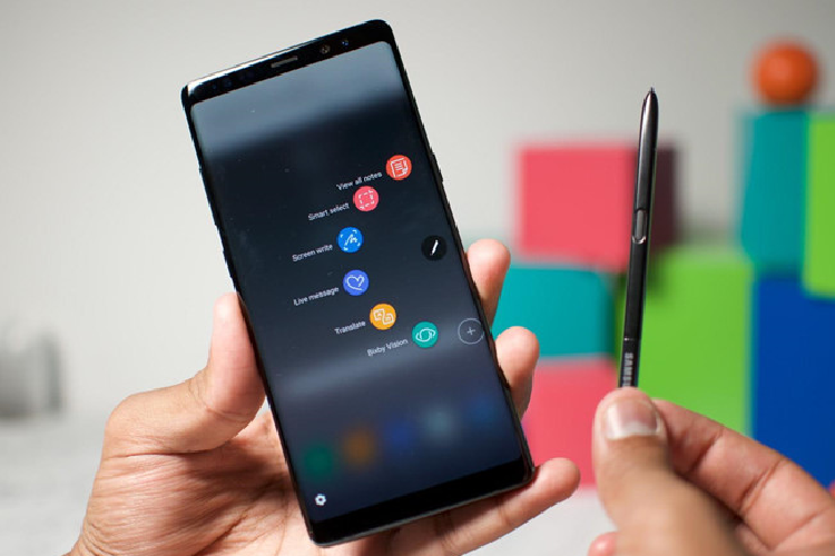 Samsung Galaxy Note 8 - S Pen trên Note 8 không có nhiều thay đổi về thiết kế so với thế hệ tiền nhiệm. Hãng bổ sung thêm tính năng Live Message mới, cho phép người dùng có thể viết vẽ nhanh ý tưởng và chuyển thành hình ảnh động, sau đó chia sẻ hoặc lưu trữ. Các tính năng đáng chú ý khác như dịch trực tiếp, zoom, viết trong nước vẫn được duy trì.