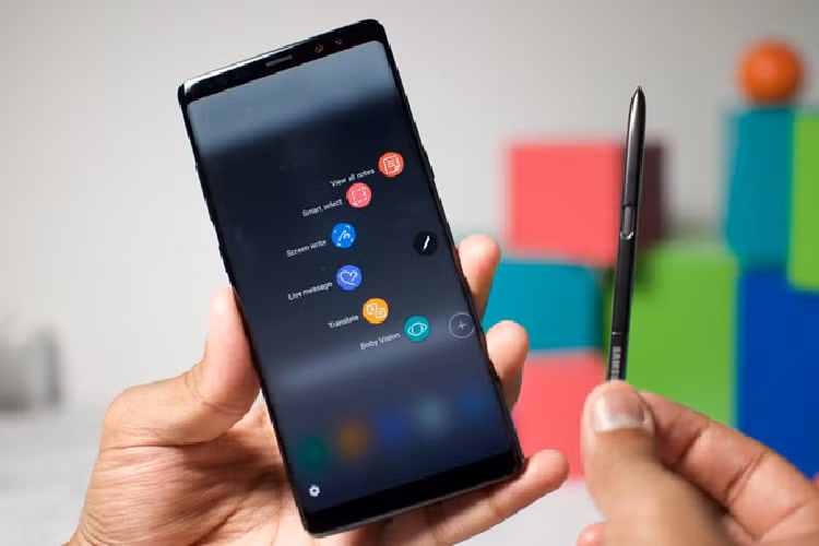 Samsung Galaxy Note 8 - S Pen trên Note 8 không có nhiều thay đổi về thiết kế so với thế hệ tiền nhiệm. Hãng bổ sung thêm tính năng Live Message mới, cho phép người dùng có thể viết vẽ nhanh ý tưởng và chuyển thành hình ảnh động, sau đó chia sẻ hoặc lưu trữ. Các tính năng đáng chú ý khác như dịch trực tiếp, zoom, viết trong nước vẫn được duy trì.