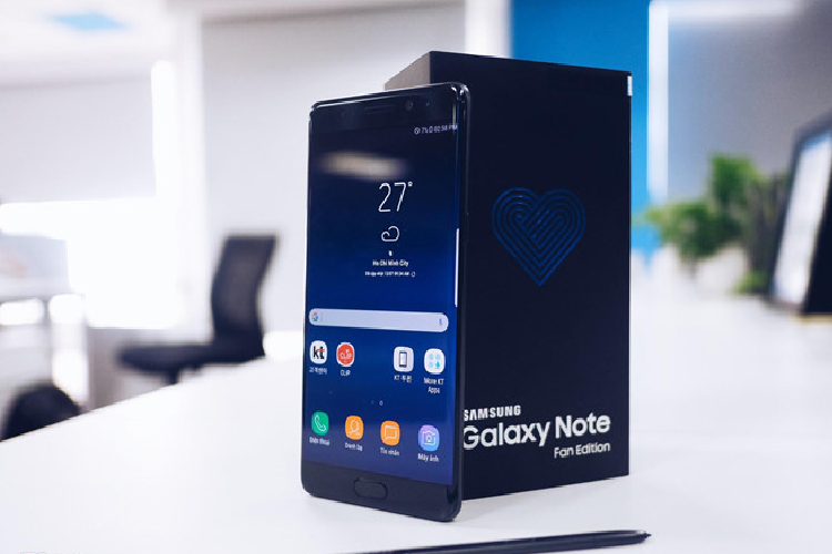 Samsung Galaxy Note FE - Samsung tiếp tục cải tiến S Pen, giúp bút có thể nhận được 4.096 mức độ lực, cho phép nó trở nên thật hơn khi người dùng sử dụng viết, vẽ. Bút S Pen trên thế hệ Note mới hỗ trợ zoom, dịch trực tiếp, tạo ảnh gif, viết vẽ ngay ở dưới nước.