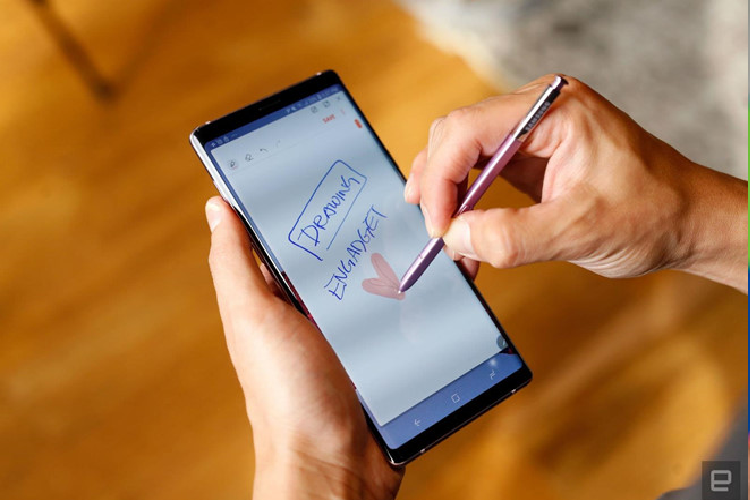 Samsung Galaxy Note9 - Nâng cấp đáng giá nhất trên S Pen ở thế hệ Galaxy Note9 là được bổ sung công nghệ Bluetooth. Nó cho phép người dùng có thể khởi động máy ảnh và chụp từ xa, điều khiển trình chiếu slide và mở trình phát nhạc. Ngoài ra, những tính năng đặc trưng trên bút vẫn được giữ nguyên như các thế hệ tiền nhiệm.