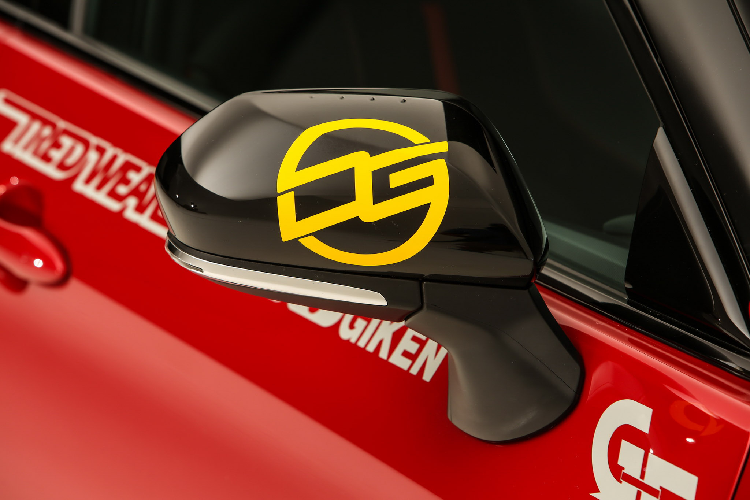 Để tăng hiệu suất làm mát, lưới tản nhiệt phía trước cũng được mở rộng ra. Cuối cùng, ngoại thất của mẫu xe sedan Toyota Avalon TRD Pro Concept nổi bật và đậm chất xe đua khi được phối 3 tông màu bắt mắt.