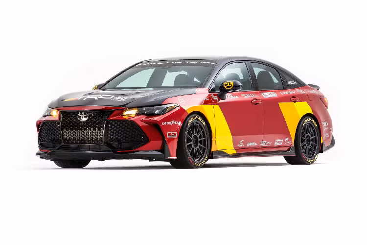 Mẫu xe Toyota Avalon TRD Pro Concept đã đạt được một thành tích đáng nể khi hoàn thành một vòng đua dài 1,8 dặm tại trường đua Willow Springs International ở bang California (Mỹ) với thời gian chỉ 1 phút 25,3 giây, với thành tích này Avalon TRD Pro Concept thậm chí còn nhanh hơn siêu xe Porsche 911 Carrera hay Audi R8 - theo Toyota.