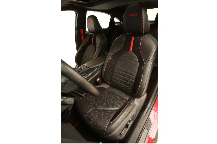 ‘’Dàn chân’’ sử dụng lốp Goodyear Supercar 3R đi cùng vối bộ mâm 18 inch từ nhôm và carbon (275/35R18), nâng cấp thanh nâng (uprights ) bằng nhôm lấy từ từ RAV4 để thay thế loại nguyên bản của Avalon nặng hơn, nâng cấp này giúp giảm 1,8 kg (4 pound) trọng lượng mỗi bên, điều này góp phần làm giảm trọng lượng 68 kg (150 pound) so với Avalon TRD Pro. Trang bị ‘’heo dầu’’ Stoptech ST40 4 piston, cánh lướt gió cỡ lớn, nắp ca-pô carbon.