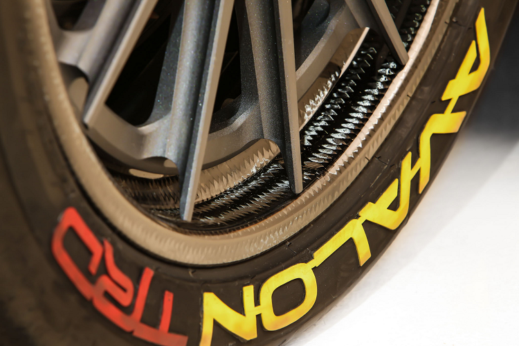 Nâng cấp hệ thống treo DG-Spec Motion Control Suspension (MCS) có thể điều chỉnh 3 nấc, trang bị camber arms cầu sau để ổn định hơn.