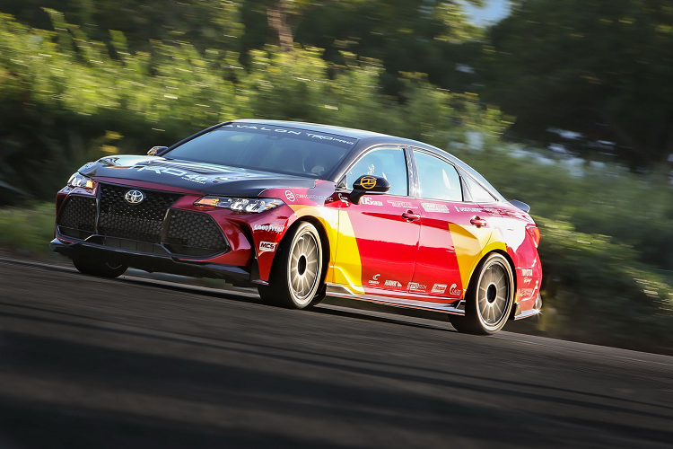 Ngay từ khi bắt tay vào dự án, đội ngũ phát triển của Dan Gardner Spec (DG-Spec) đã xem dự án này giống như một chương trình build xe đua chuyên nghiệp, khi họ đã đưa chiếc sedan cỡ lớn này đến đường đua không dưới 10 lần chạy thử nghiệm và phát triển, điều này hoàn toàn khác biệt so với những mẫu xe concept ‘’làm cho đẹp’’, ‘’trưng cho vui’’ tại SEMA Show.