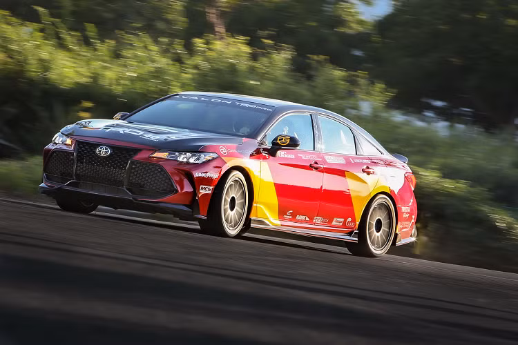 Ngay từ khi bắt tay vào dự án, đội ngũ phát triển của Dan Gardner Spec (DG-Spec) đã xem dự án này giống như một chương trình build xe đua chuyên nghiệp, khi họ đã đưa chiếc sedan cỡ lớn này đến đường đua không dưới 10 lần chạy thử nghiệm và phát triển, điều này hoàn toàn khác biệt so với những mẫu xe concept ‘’làm cho đẹp’’, ‘’trưng cho vui’’ tại SEMA Show.