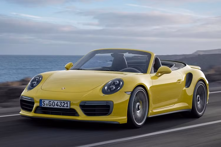 Nếu bạn cần một chiếc xe 4 chiếc, mui gấp, và có thể vượt qua mốc 320 km/h, vậy thì Porsche 911 Turbo S Cabriolet có thể mang tới một phong vị rất khác so với Bentley Continental GT Convertible. Phiên bản S mạnh mẽ hơn một chút và có khả năng đạt tốc độ 328 km/h so với 318 km/h của bản Turbo tiêu chuẩn.