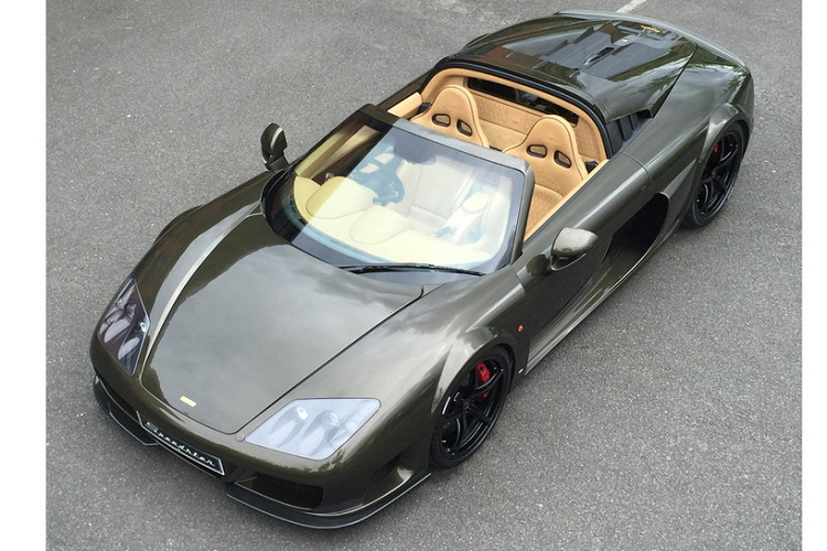 Nếu bạn muốn một siêu xe mui trần nào đó khác thường, bạn luôn có thể lựa chọn Noble M600 Speedster và tốc độ tối đa rớt quai hàm 362 km/h của nó. Đó là một tốc độ phi thường đến từ một động cơ tăng áp kép V8 dung tích 4.4 lít được chế tạo bởi Judd, công ty chuyên chế tạo động cơ xe đua nổi tiếng với các động cơ F1. Nó đã từng chiến thắng cả Lamborghini Gallardo Superleggera và Audi R8 trong một cuộc đua drag 800 mét trên chương trình Top Gear.