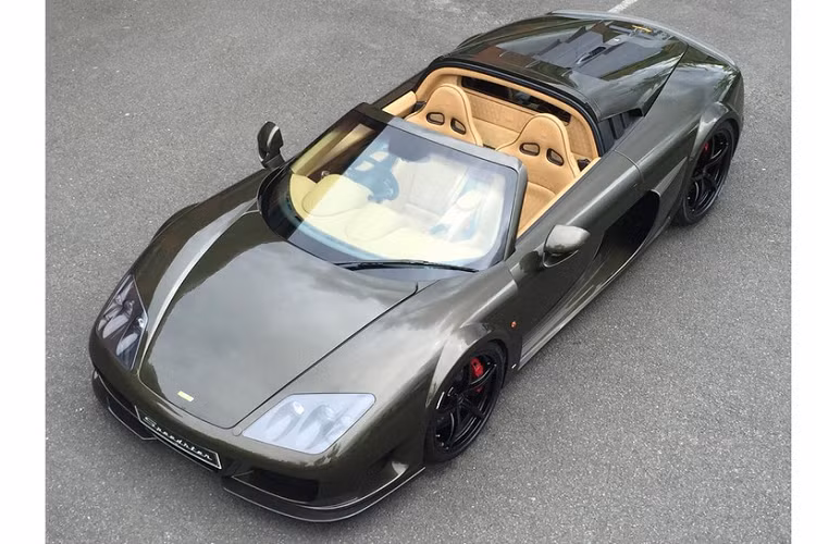 Nếu bạn muốn một siêu xe mui trần nào đó khác thường, bạn luôn có thể lựa chọn Noble M600 Speedster và tốc độ tối đa rớt quai hàm 362 km/h của nó. Đó là một tốc độ phi thường đến từ một động cơ tăng áp kép V8 dung tích 4.4 lít được chế tạo bởi Judd, công ty chuyên chế tạo động cơ xe đua nổi tiếng với các động cơ F1. Nó đã từng chiến thắng cả Lamborghini Gallardo Superleggera và Audi R8 trong một cuộc đua drag 800 mét trên chương trình Top Gear.