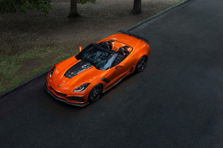 Phiên bản mui trần của siêu xe Chevrolet Corvette ZR1 chỉ có giá khoảng 125.000 USD. Đó là một mức giá “rất hời” dành cho một con quái vật có tốc độ tối đa 340 km/h, và tha hồ cảm giác gió luồn qua tóc khi đi trên cao tốc. Hãy sớm mua lấy một chiếc đi, bởi chúng sẽ không tồn tại mãi đâu.