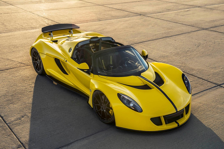 Chỉ có 6 chiếc Hennessey Venom GT Spyder từng được chế tạo trên thế giới, và người ta phải cảm ơn ca sĩ Steven Tyler của ban nhạc Aerosmith vì điều đó. Ông ấy đã tiếp cận Hennessey với mong muốn có một phiên bản mui trần của mẫu Corvette sử dụng động cơ tăng áp kép V8. Trên đường băng của Hải quân Mỹ tại Lemoore, California, Venom GT Spyder đã đạt tốc độ tối đa tới 427,4 km/h.