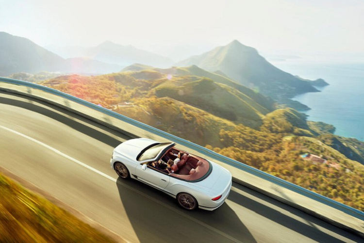 Mong muốn có đủ yếu tố phong cách và sự dễ chịu ở tốc độ trên 320 km/h? Câu trả lời chính nằm ở xe siêu sang Bentley. Continental GT Convertible sẽ có thể đạt tốc độ 333 km/h nếu bạn thực sự muốn, bất chấp trọng lượng 2.450 kg của nó. Động cơ W12 công suất 700 mã lực của xe sẽ thể hiện hết giá trị khi bạn hạ phần mui vải 4 lớp xuống.