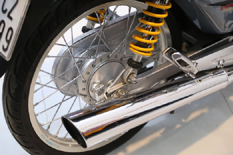 Vị trí phuộc sau nếu mình nhìn không nhằm là sản phẩm đến từ thương hiệu Ohlins phiên bản không bình dầu có chiều cao 330mm, đi kèm cùng chế độ tăng chỉnh độ đàn hồi của xe rất tiện lợi, sử dụng được cho Dream, Wave và Future mà không cần chế cháo bất kì chi tiết nào.