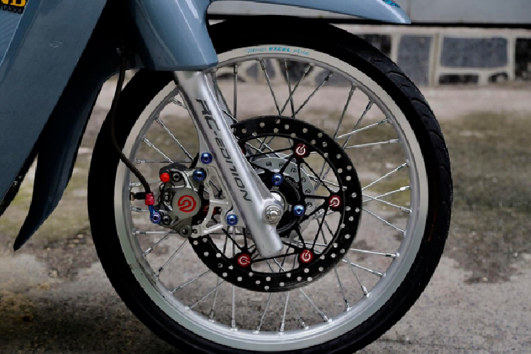 Hệ thống phanh của Honda Wave cũ độ được nâng cấp mạnh mẽ với đĩa thắng đồ chơi, kết hợp cùng heo Brembo logo đỏ 2 piston đối xứng, để gắn hoàn chỉnh chủ xe đã phải gia công pas nhôm CNC cho độ chính xác cực cao trong từng chi tiết với bản vẽ từ máy tính đã được tính toán kĩ lưỡng.