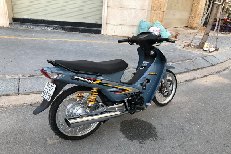 Bên sườn xe là một câu chuyện dài về sự thẩm mỹ của công nghệ khoét mũ, để trang bị thêm trợ lực tay lái đến từ thương hiệu Matris với hành trình 110mm đi kèm cùng 24 nấc tăng chỉnh nặng nhẹ, nâng cấp sử dụng ổ khóa thông minh để giúp chiến mã an toàn hơn trước tình trạng trộm cướp hiện nay.