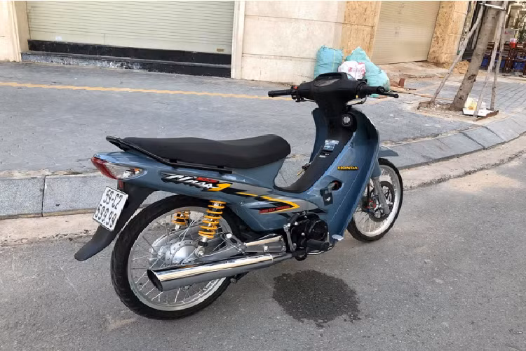 Bên sườn xe là một câu chuyện dài về sự thẩm mỹ của công nghệ khoét mũ, để trang bị thêm trợ lực tay lái đến từ thương hiệu Matris với hành trình 110mm đi kèm cùng 24 nấc tăng chỉnh nặng nhẹ, nâng cấp sử dụng ổ khóa thông minh để giúp chiến mã an toàn hơn trước tình trạng trộm cướp hiện nay.