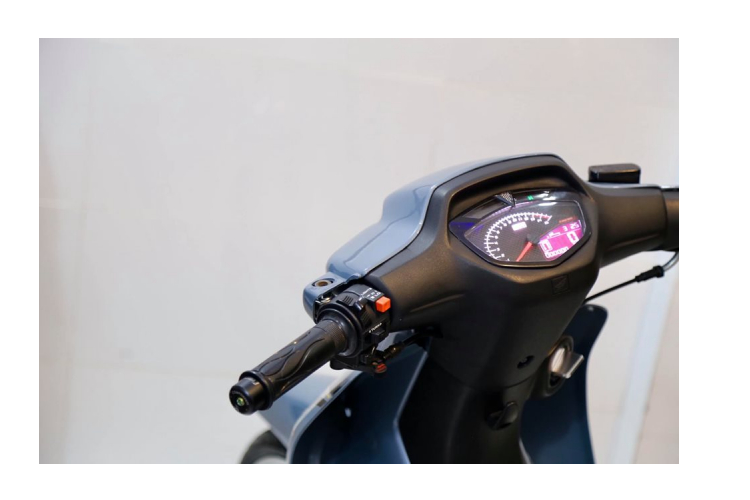 Theo đúng thiết kế của Honda thì dòng Wave đời cũ này vẫn sử dụng đồng hồ cơ nguyên bản tuy nhiên do yêu thích sự hiện đại mà chủ xe đã sử dụng đồng hồ Koso phiên bản dành cho Exciter 4 số và Sirius xăng cơ sử dụng, khi bỏ qua chiếc Wave độ này phải chế cháo lại phần nhựa nhám nên tốn thêm một khoảng kinh phí kha khá.