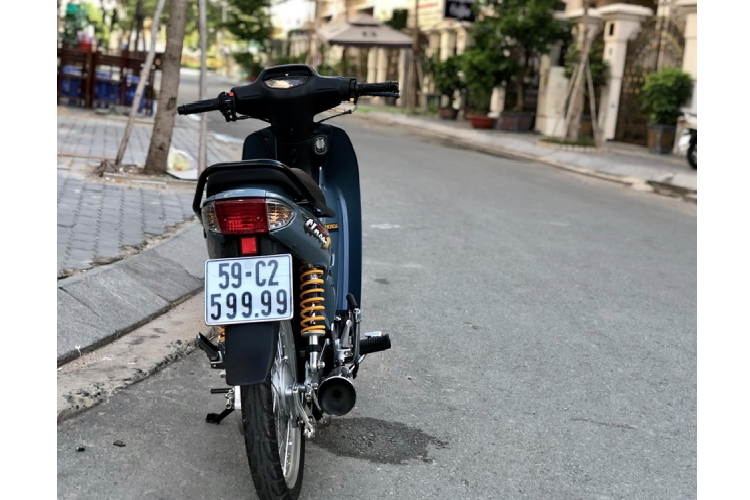 Chiếc xe máy Honda Wave cũ trong bài viết này được độ những "đồ chơi" gì mà được trao bán mới mức giá 145 triệu đồng? Với số tiền này, có thể mua được khoảng gần 10 chiếc Wave đời mới chính hãng trên thị trường Việt hiện nay.