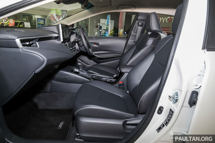 Điểm đáng chú ý ở Corolla Altis mới chính là hệ thống an toàn và hỗ trợ lái, phiên bản 1.8G hàng đầu được trang bị hệ thống an toàn chủ động Toyota Safety Sense bao gồm hệ thống (Pre-Collision System - PCS) có khả năng phanh tự động, cảnh báo chệch làn đường (LDA), đèn pha điều chỉnh chùm tia tự động (AHB), đặc biệt là kiểm soát hành trình thích ứng sử dụng radar (DRCC), cảnh báo điểm mù (BSM). 