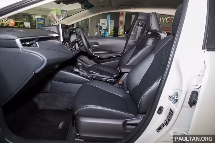 Điểm đáng chú ý ở Corolla Altis mới chính là hệ thống an toàn và hỗ trợ lái, phiên bản 1.8G hàng đầu được trang bị hệ thống an toàn chủ động Toyota Safety Sense bao gồm hệ thống (Pre-Collision System - PCS) có khả năng phanh tự động, cảnh báo chệch làn đường (LDA), đèn pha điều chỉnh chùm tia tự động (AHB), đặc biệt là kiểm soát hành trình thích ứng sử dụng radar (DRCC), cảnh báo điểm mù (BSM). 