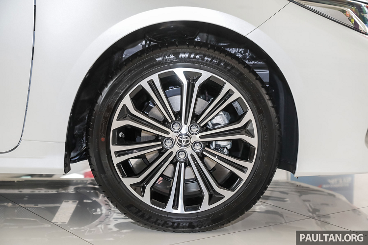 "Dàn chân" của Toyota Corolla Altis hoàn toàn mới sở hữu bộ mâm 17 inch đa chấu (225/45 R17), khoá thông minh (keyless entry), khởi động bằng nút bấm Start/Stop, kính chắn gió cách âm,...