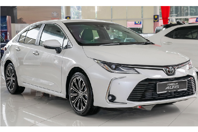 Nhà phân phối Toyota tại Malaysia – UMW Toyota Motor đã bắt đầu phân phối Corolla Altis thế hệ mới vào tuần trước. Tại Malaysia, Corolla Altis thế hệ mới được nhập khẩu (CBU) trực tiếp từ Thái Lan và phân phối với 02 phiên bản gồm: 1.8E và 1.8G với mức giá từ 128.888 – 136.888 RM (tương đương 717 – 762 triệu VNĐ). Đây là những hình ảnh chi tiết về Toyota Corolla Altis 2019 mới bản 1.8G phiên bản cao cấp nhất.