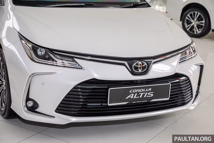 Về ngoại thất, ngoài kiểu dáng thiết kế "tiểu Camry" khá đẹp mắt và giàu cảm xúc hơn trước. Phiên bản Altis 1.8G cao cấp này được trang bị đèn pha Bi-LED + projector tự động, đèn LED chiếu sáng ban ngày.