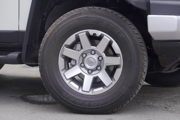 Bên dưới nắp ca-pô của Toyota FJ Cruiser 2020 mới tại Hà Nội là khối động cơ xăng V6 dung tích 4.0L (GE-1GR) hút khí tự nhiên (N/A) cho công suất tối đa 270 mã lực tại 5.600 vòng/phút và mô-men xoắn cực đại 380Nm từ 4.400 vòng/phút.