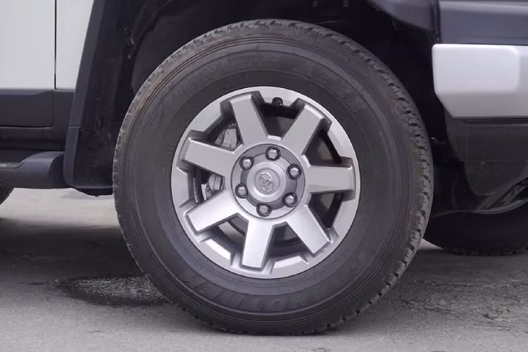 Bên dưới nắp ca-pô của Toyota FJ Cruiser 2020 mới tại Hà Nội là khối động cơ xăng V6 dung tích 4.0L (GE-1GR) hút khí tự nhiên (N/A) cho công suất tối đa 270 mã lực tại 5.600 vòng/phút và mô-men xoắn cực đại 380Nm từ 4.400 vòng/phút.