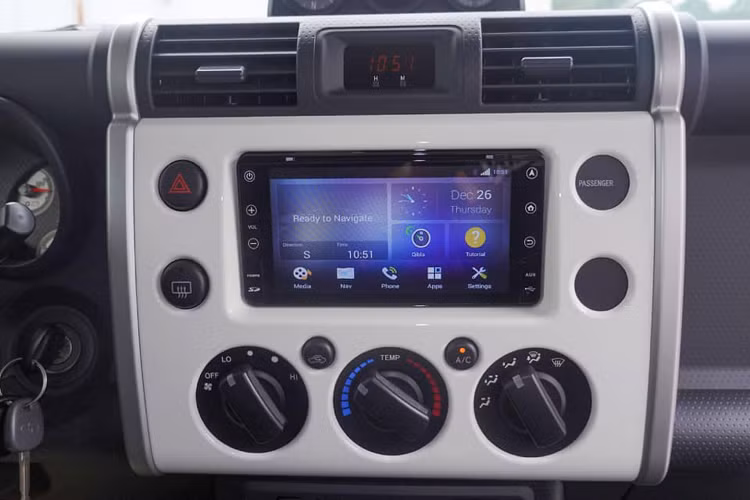 Trang bị nhiều công cụ thiết thực nhằm đáp ứng cho các chuyến phiêu lưu như bộ la bàn tích hợp và máy đo độ nghiêng thân xe. Bên cạnh đó, xe cũng được trang bị bơm lốp tiêu chuẩn giúp người lái có thể bơm lốp xe mọi lúc - mọi nơi.