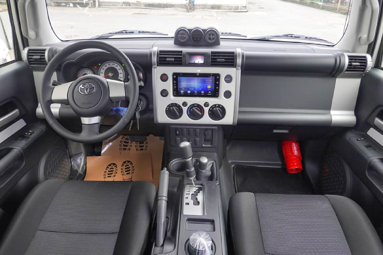 Toyota FJ Cruiser sử dụng nền tảng khung gầm rời (body-on-frame) có thiết kế kiểu dáng tương tự (nhưng không giống) với khung gầm của “người anh em” LC Prado 2 cửa.