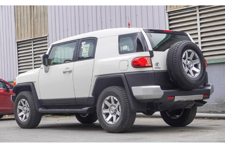 Đây là động cơ duy nhất được sử dụng trên FJ Cruiser từ lúc ra đời cho đến nay. Sức mạnh được truyền xuống bốn bánh (4WD) có khoá vi sai, thông qua hộp số tự động 5 cấp (5AT).