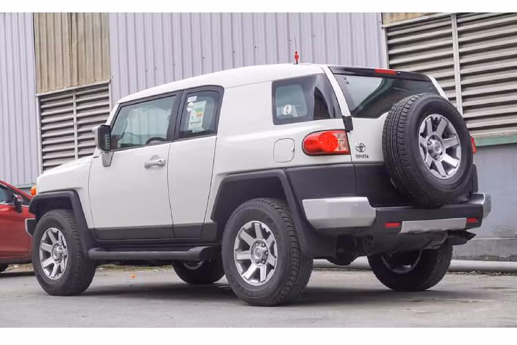 Đây là động cơ duy nhất được sử dụng trên FJ Cruiser từ lúc ra đời cho đến nay. Sức mạnh được truyền xuống bốn bánh (4WD) có khoá vi sai, thông qua hộp số tự động 5 cấp (5AT).