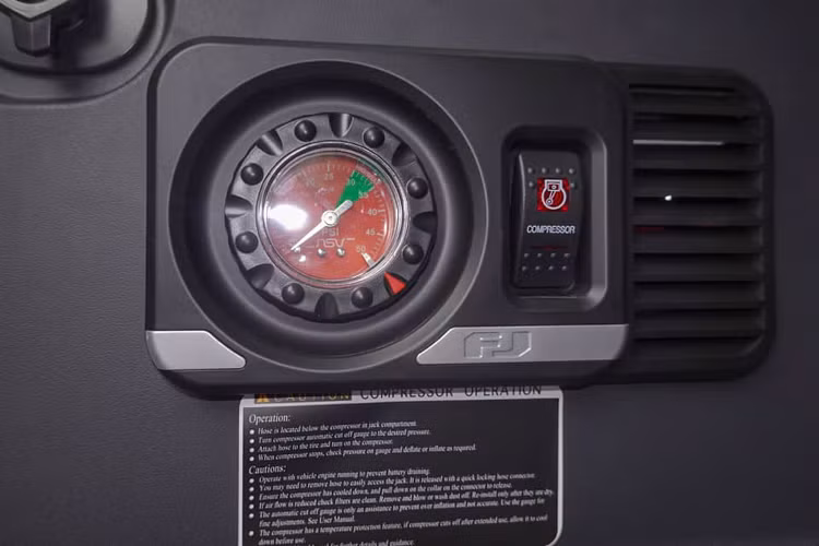 Bên cạnh ngoại thất mang thiết kế chắc chắn đậm chất xe SUV, FJ Cruiser còn ghi điểm với nội thất rộng rãi, sử dụng ghế không thấm nước và bề mặt dễ dàng lau chùi. Bảng táp-lô điều khiển trung tâm được thiết kế để cho tầm nhìn bao quát giúp người lái dễ dàng quan sát khi vận hành.