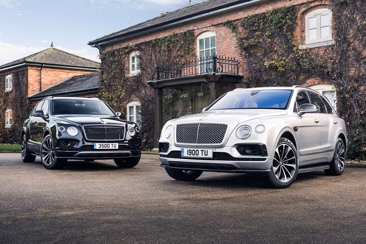 Tuỳ theo nhu cầu của người mua, chiếc SUV siêu sang Bentley Bentayga có thể chở được gia đình 7 người hoặc mang tới trải nghiệm đẳng cấp dành riêng cho ông chủ. Phiên bản 4 chỗ ngồi có bố trí ghế đôi được cá nhân hoá ở phía sau được trang bị các tuỳ chọn sang trọng bao gồm ghế chỉnh điện 12 hướng, sưởi ghế và làm mát đi kèm massage.