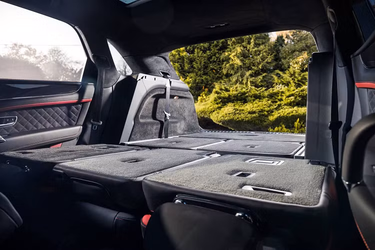 Dù sở hữu khối lượng lên đến 2.440 kg, Bentayga vẫn được mệnh danh là “chiếc xe gầm cao nhanh nhất thế giới” với phiên bản sử dụng khối động cơ tăng áp kép W12 6.0L 12 xy-lanh, sản sinh sức mạnh tới 600 mã lực, mô-men xoắn 900 Nm, kết hợp cùng hộp số tự động 8 cấp và hệ dẫn động bốn bánh.