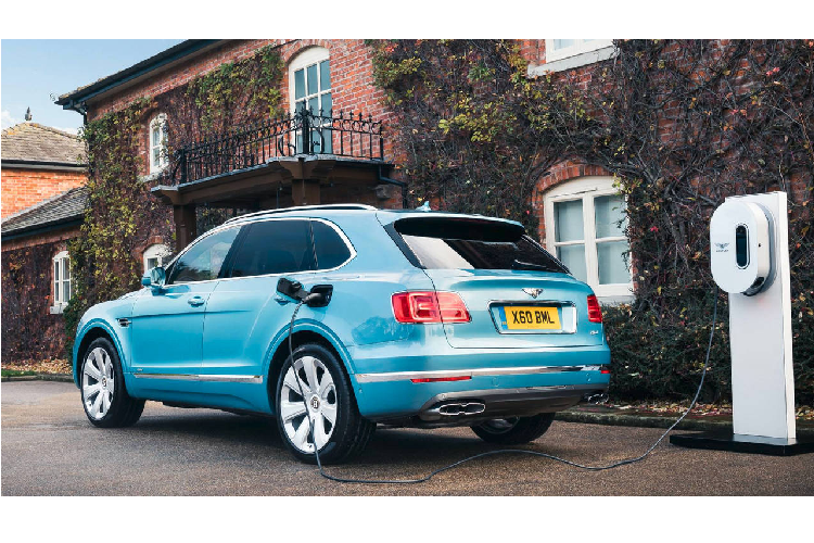 Sức mạnh này giúp chiếc crossover siêu sang dễ dàng tăng tốc từ 0-100km/h chỉ trong 4,1 giây trước khi cán vận tốc tối đa 301 km/h.